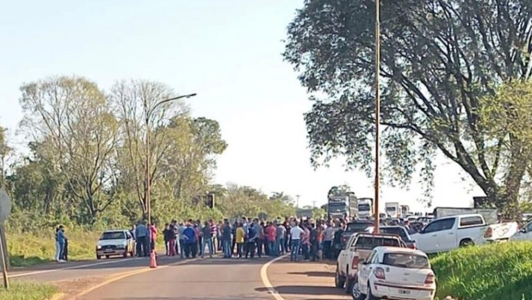 Productores-de-yerba-mate-bloquearon-la-Ruta-14